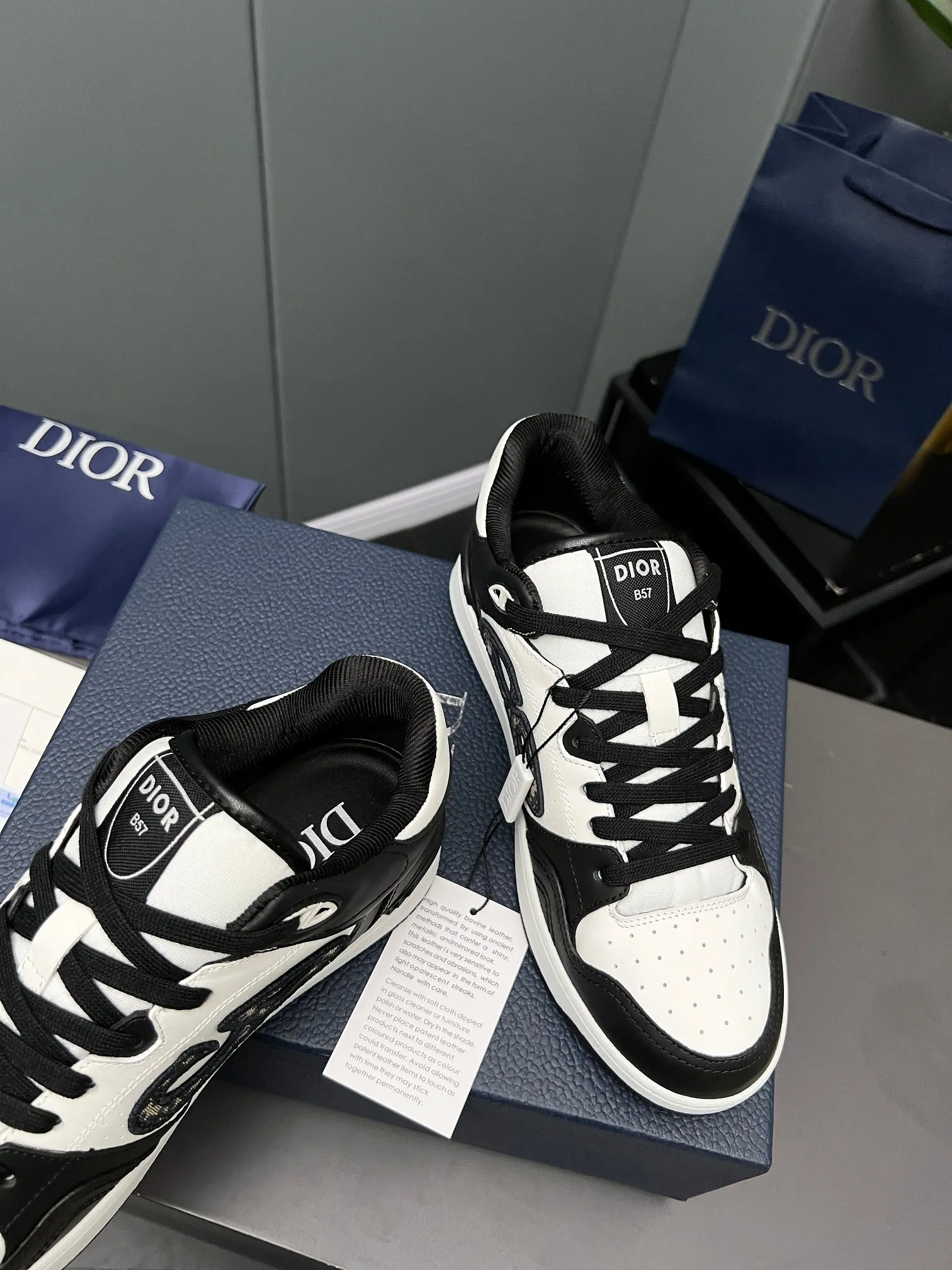 Men's Men's Shoes 💰600 Dior DiorB57 top version of low-top sneakers! ! ! Navy blue with beige smooth first-layer cowhide, fully oiled edges, T men's shoes 💰U outsole.  The 2024 autumn men's wear series has made a wonderful debut, a new classic item launched by Dior. Crafted from smooth first-grain cow leather in navy blue and beige, it's accented by a large leather heat-stamped CD logo on the sides. The distinctive laces of the same color match the color of the shoe body, and the opening and closing are decorated with various classic details on the tongue, sole and back side to enhance the style. The eyelet details, upper stitching and heel strip panels of the same color highlight the dynamic charm of its sports style. Exclusive two-color molded T men's shoes 💰U outsole is light, comfortable, non-slip and wear-resistant, the mesh lining and feet are customized with original colors, soft and breathable. Exquisite production technology highlights the grade, and can be matched with all kinds of clothing to create a refined look.